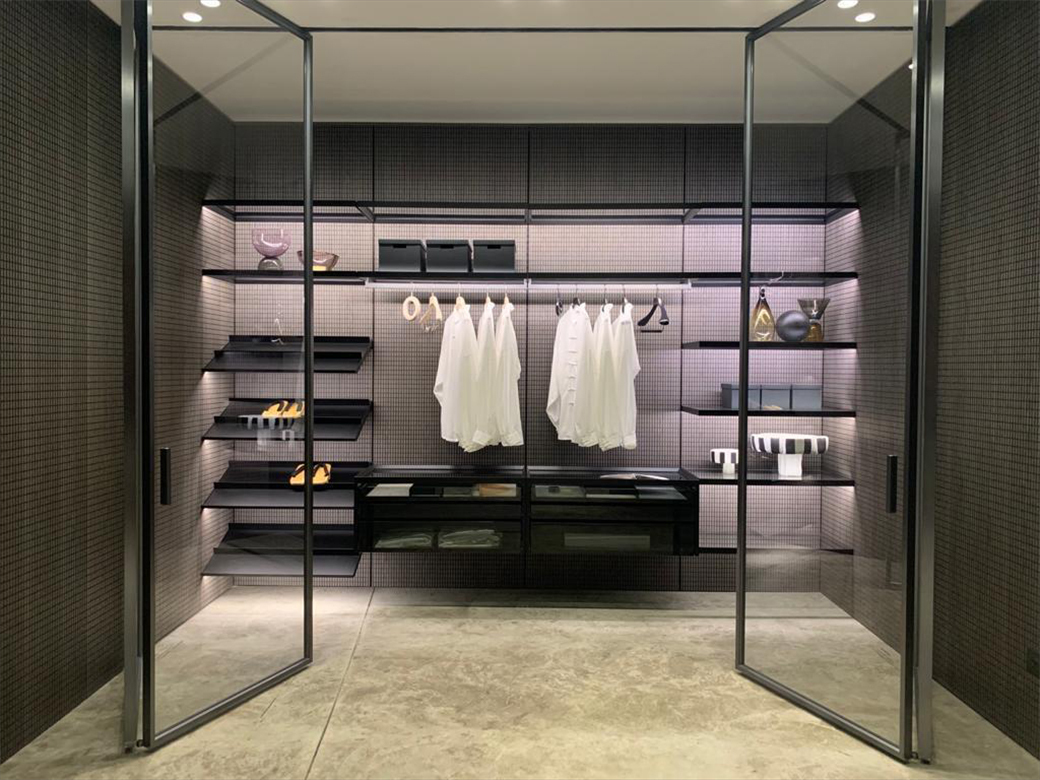 Make a wardrobe look beautiful / ePole in shop display